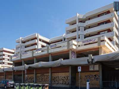 Ai �piedi� degli stessi vi sono due edifici a un piano con decine di locali murati che fino a 15-20 anni fa ospitavano esercizi commerciali...